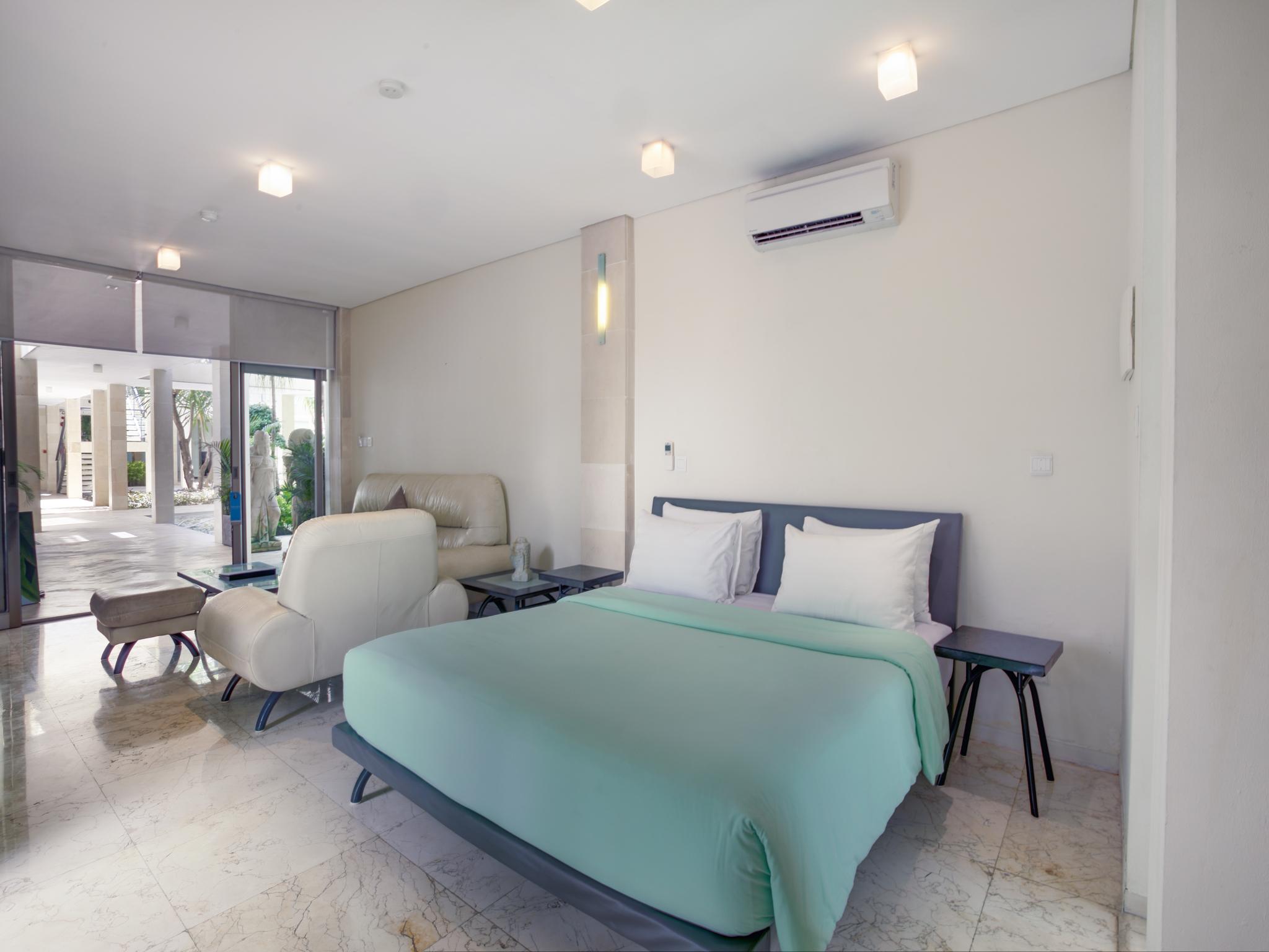 Furamaxclusive Ocean Beach Seminyak Bali Legian Eksteriør billede A bedroom in the hotel