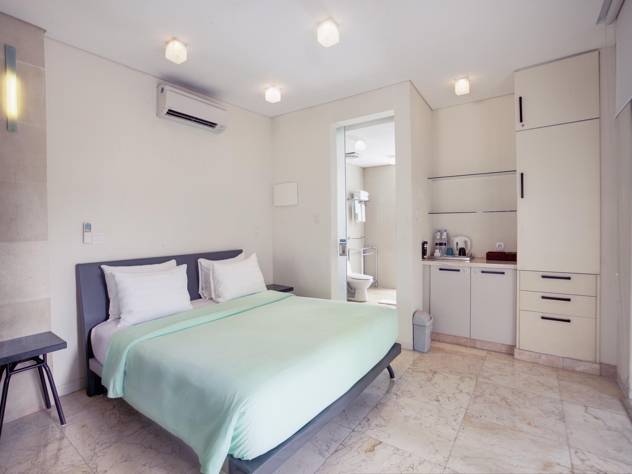 Furamaxclusive Ocean Beach Seminyak Bali Legian Eksteriør billede A studio apartment