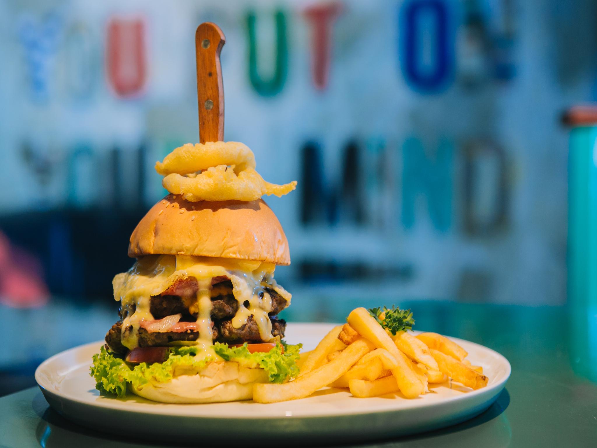 Furamaxclusive Ocean Beach Seminyak Bali Legian Eksteriør billede A burger at the restaurant
