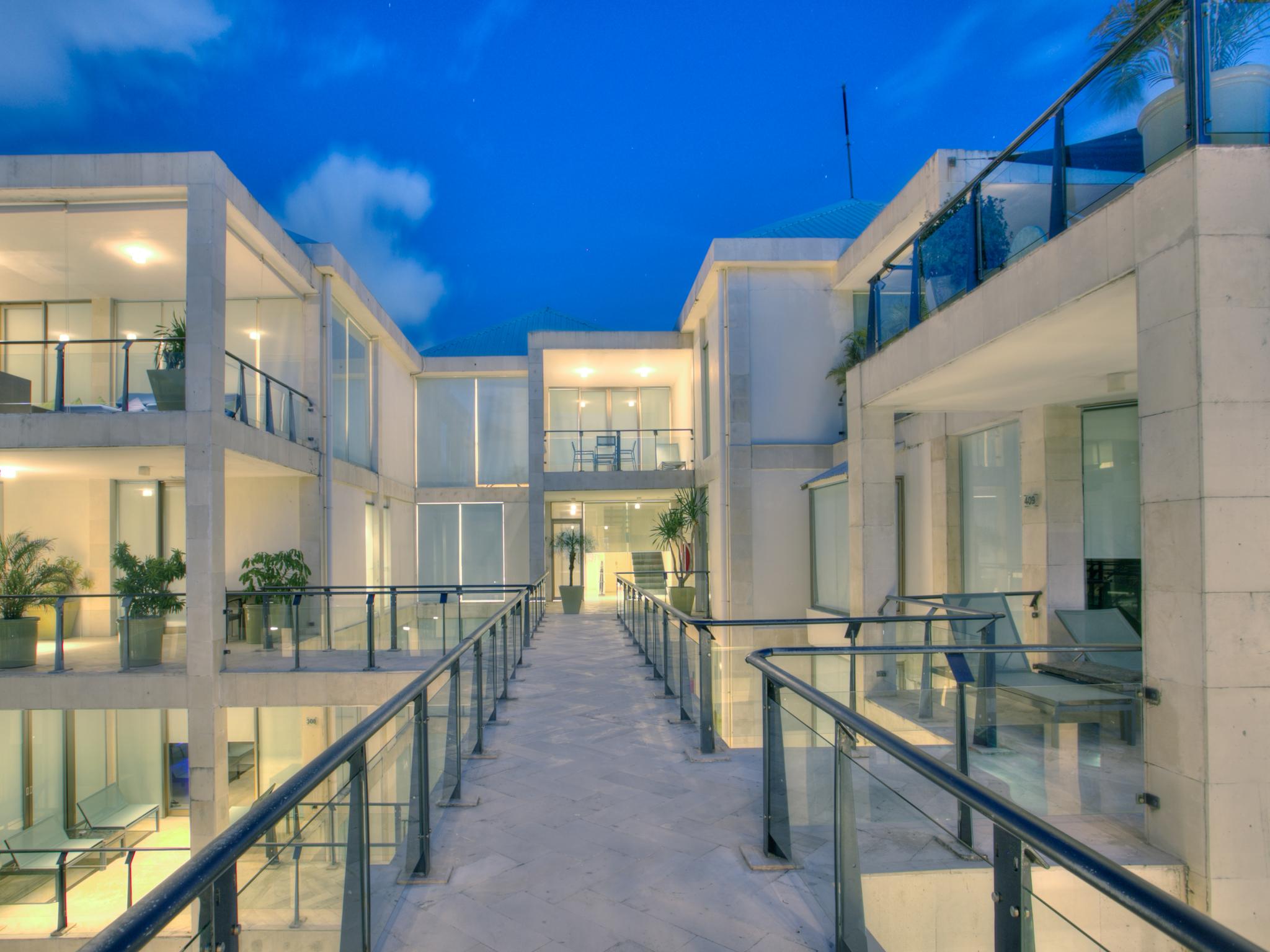 Furamaxclusive Ocean Beach Seminyak Bali Legian Eksteriør billede The hotel at night