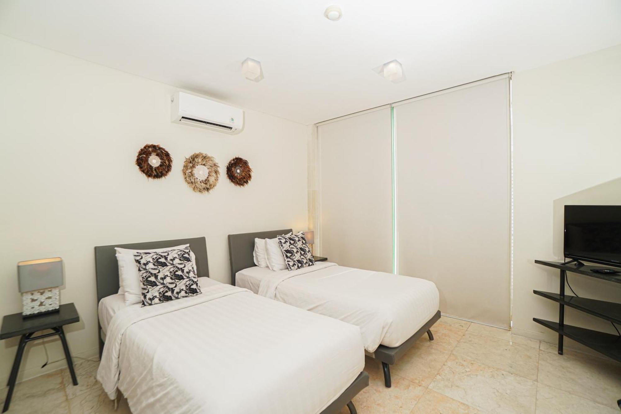 Furamaxclusive Ocean Beach Seminyak Bali Legian Eksteriør billede A bedroom with two single beds