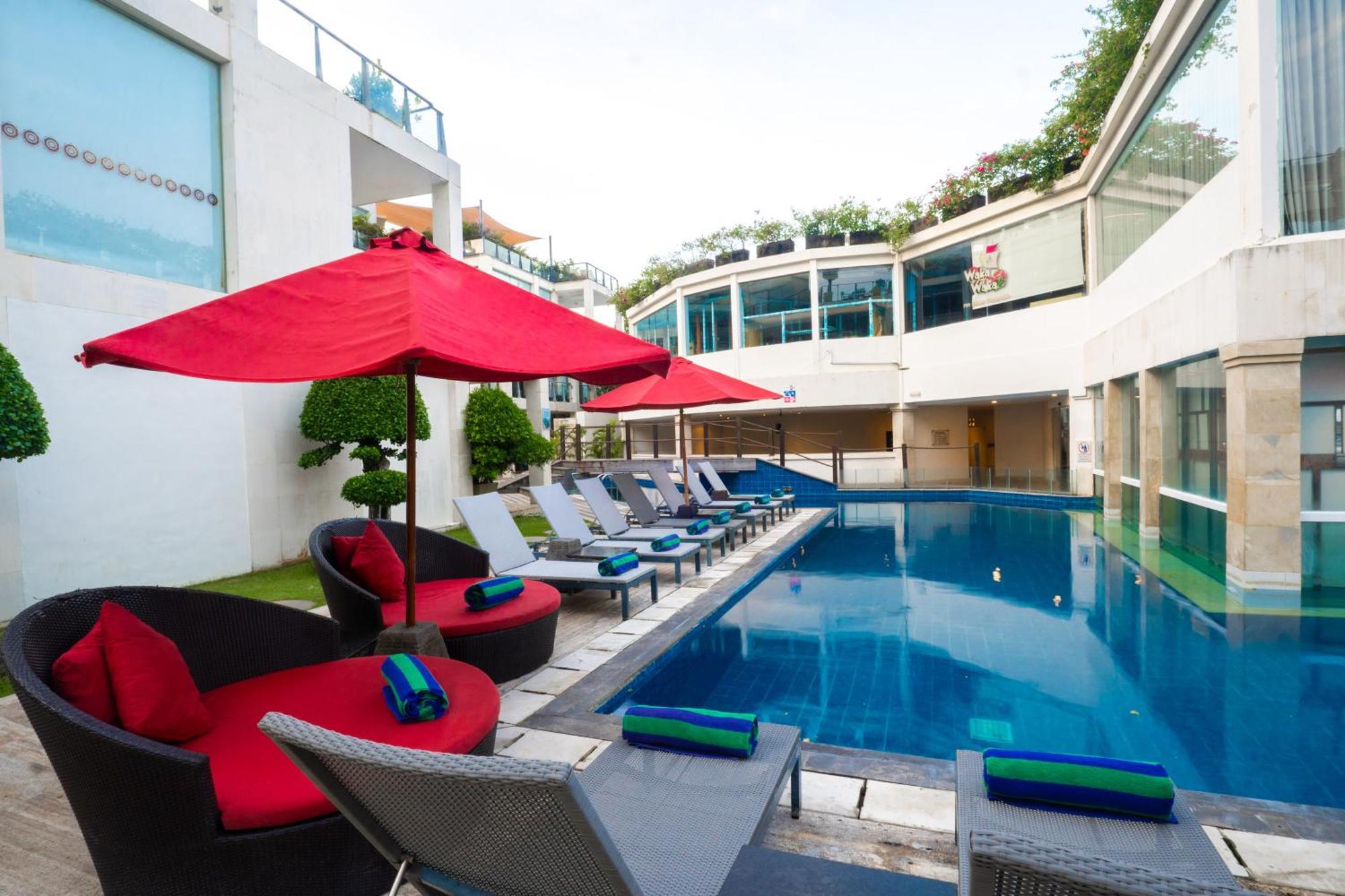 Furamaxclusive Ocean Beach Seminyak Bali Legian Eksteriør billede The swimming pool at the hotel