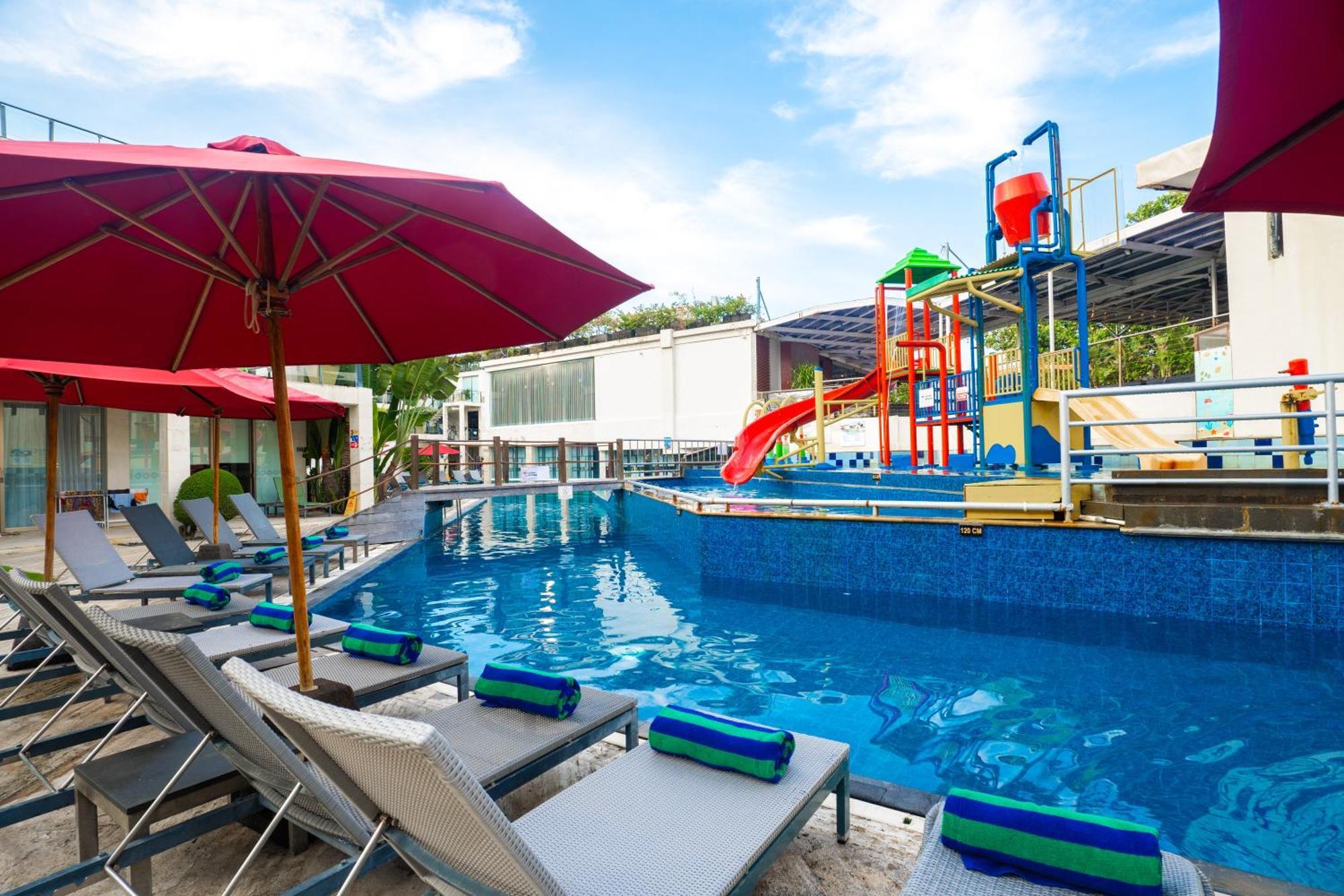 Furamaxclusive Ocean Beach Seminyak Bali Legian Eksteriør billede The swimming pool at the resort