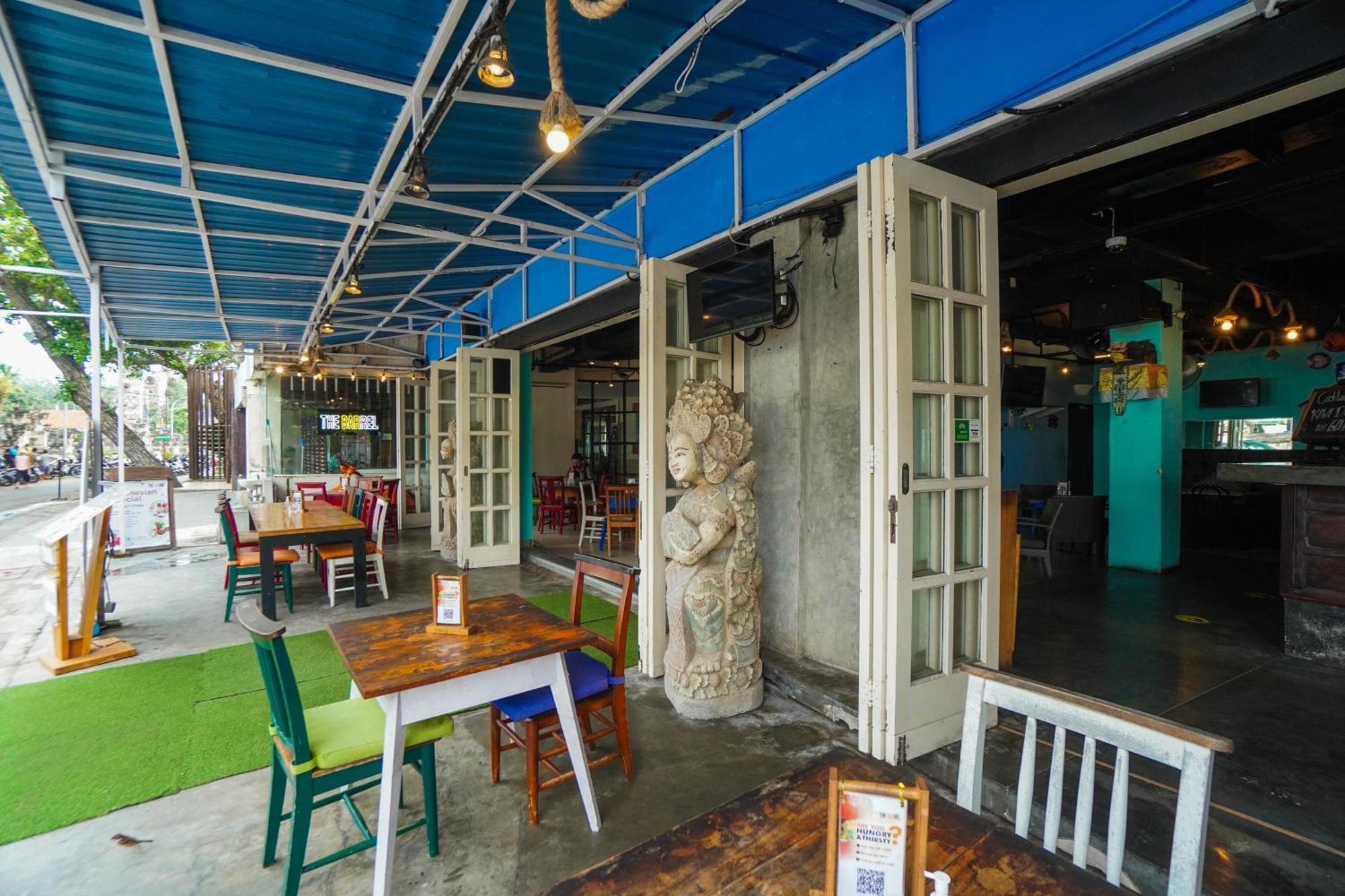 Furamaxclusive Ocean Beach Seminyak Bali Legian Eksteriør billede The interior of a restaurant in Bali, Indonesia