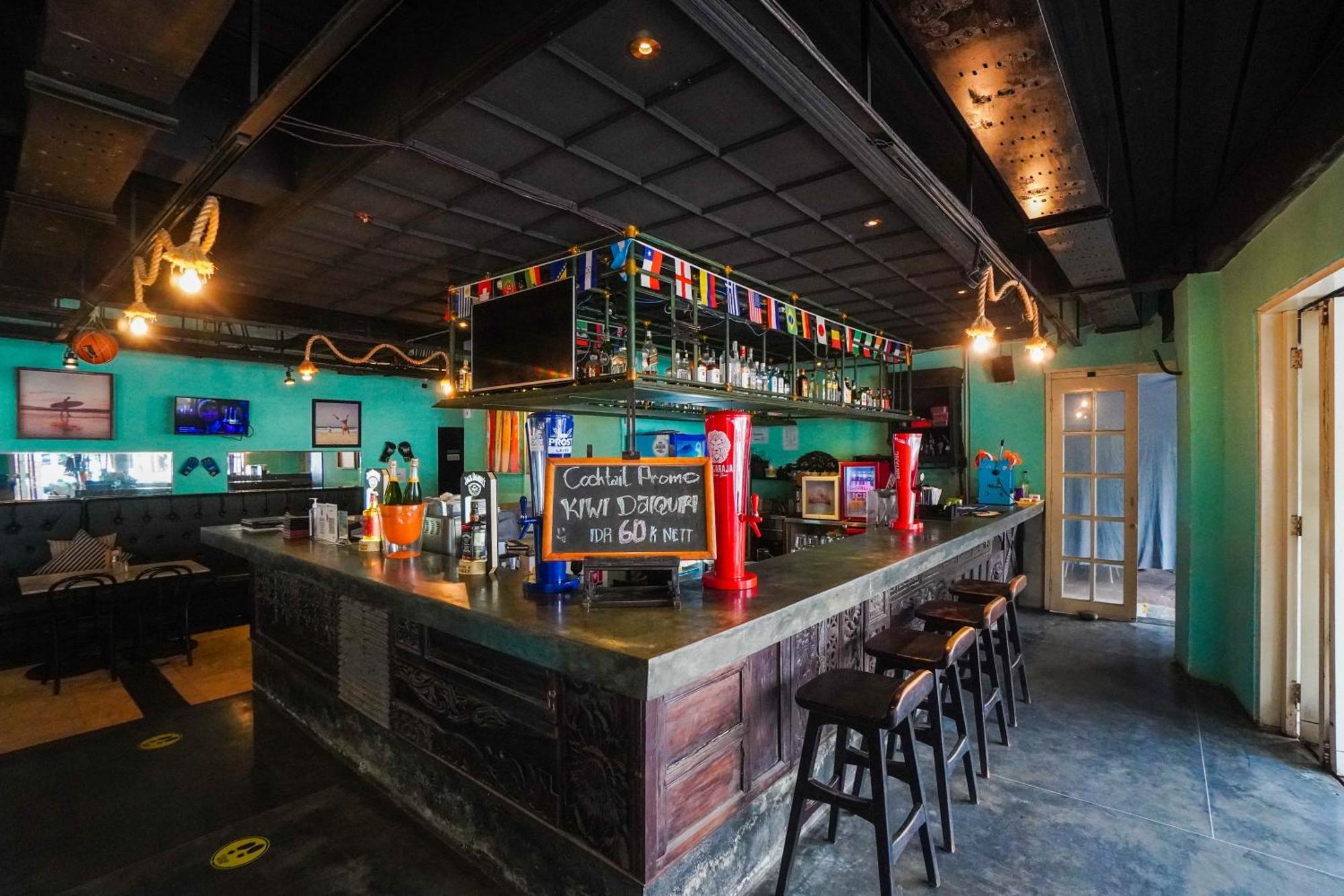 Furamaxclusive Ocean Beach Seminyak Bali Legian Eksteriør billede The bar at the 30000 ft. Lounge