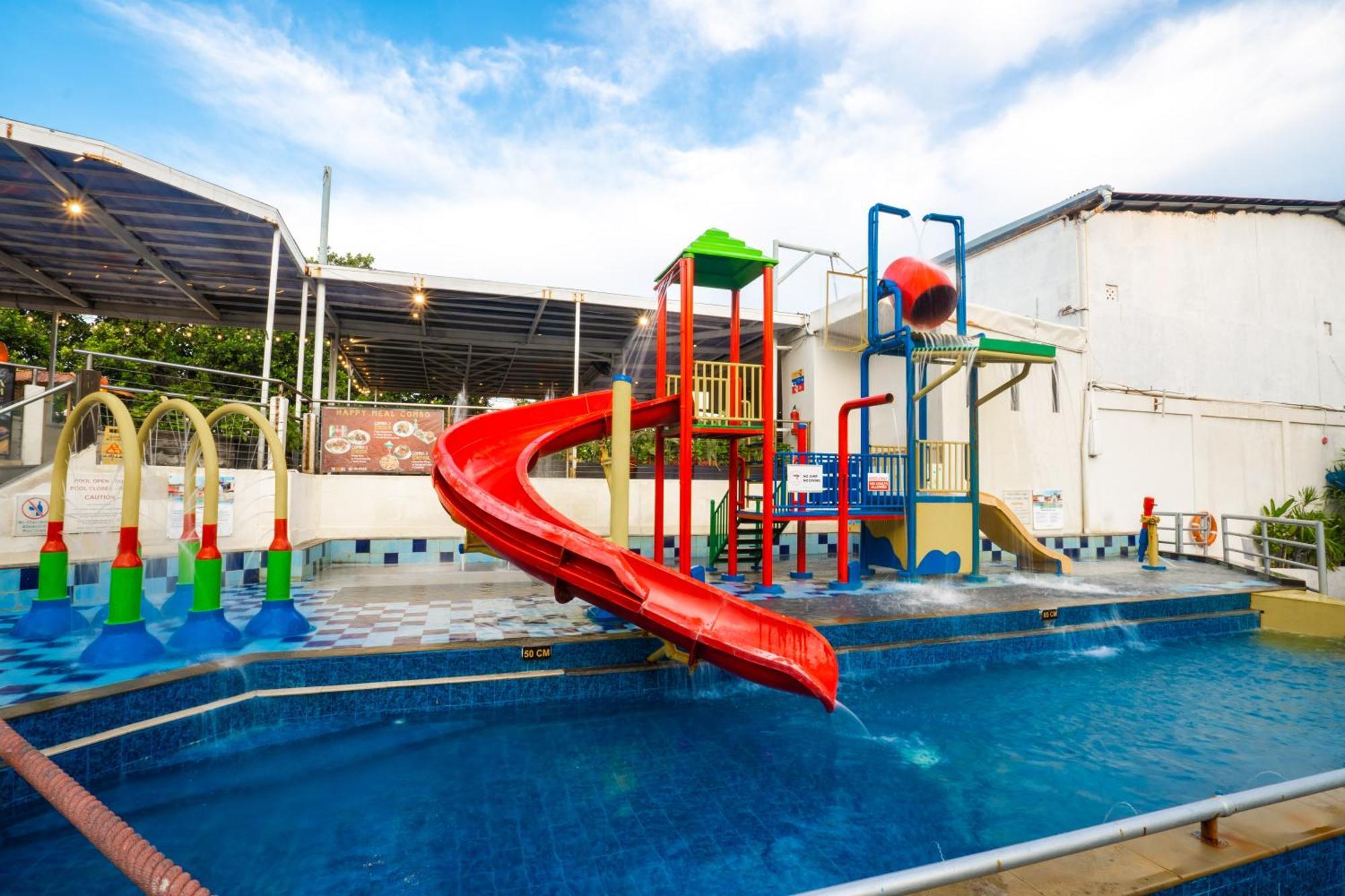 Furamaxclusive Ocean Beach Seminyak Bali Legian Eksteriør billede Water park