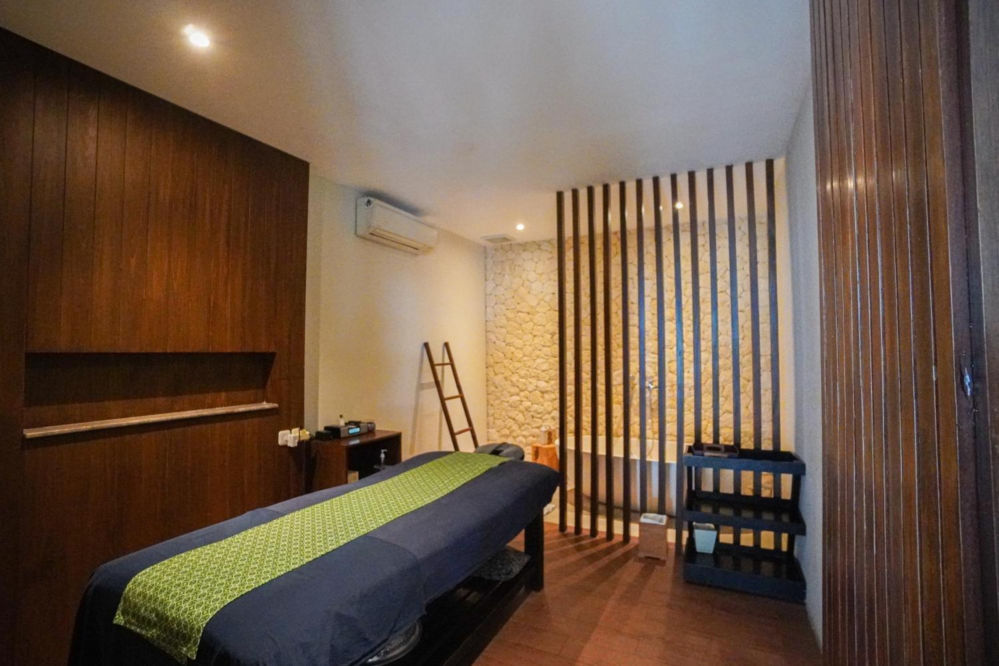 Furamaxclusive Ocean Beach Seminyak Bali Legian Eksteriør billede A massage room at a spa in Bangkok, Thailand