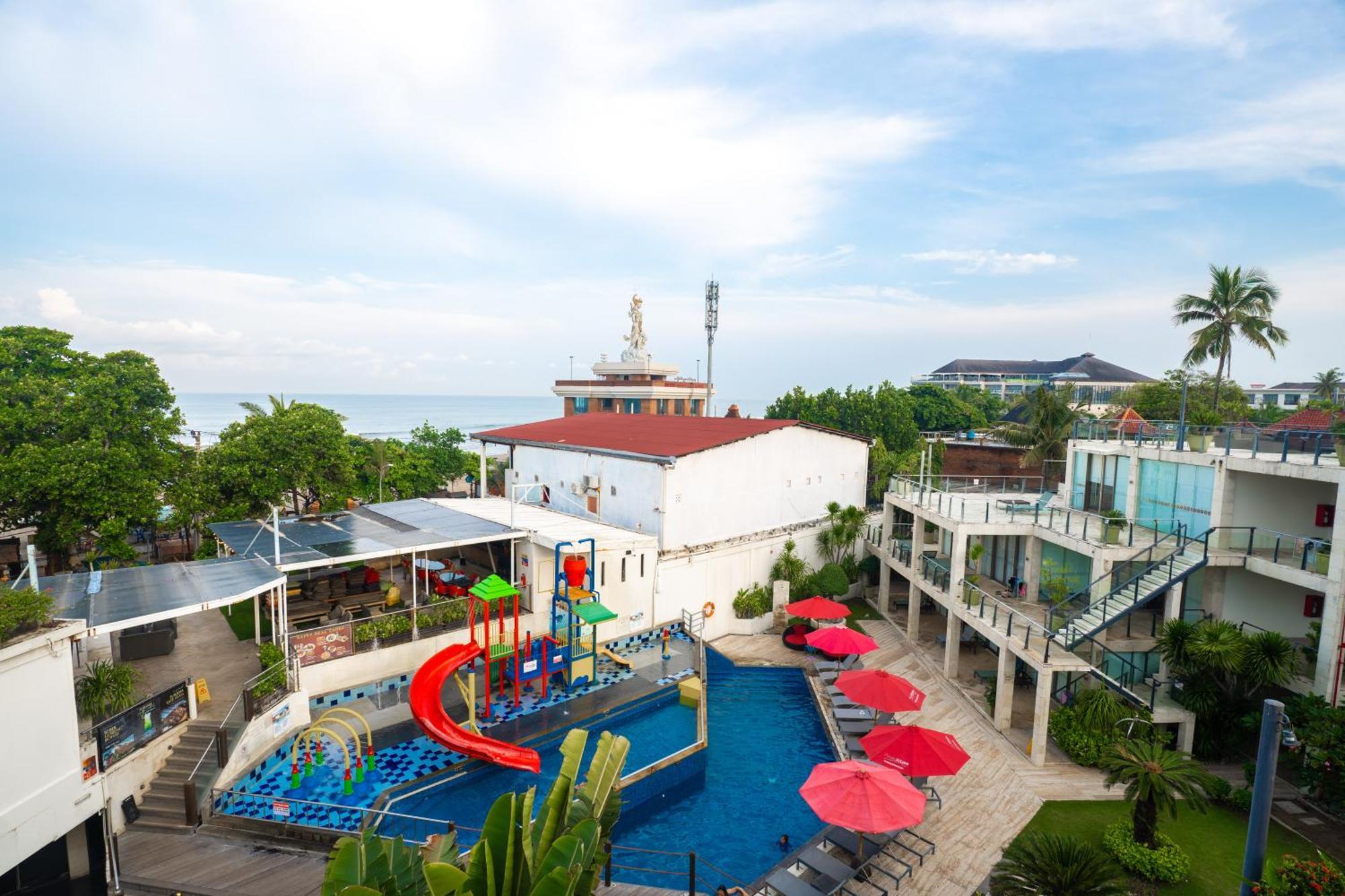 Furamaxclusive Ocean Beach Seminyak Bali Legian Eksteriør billede The resort's swimming pool