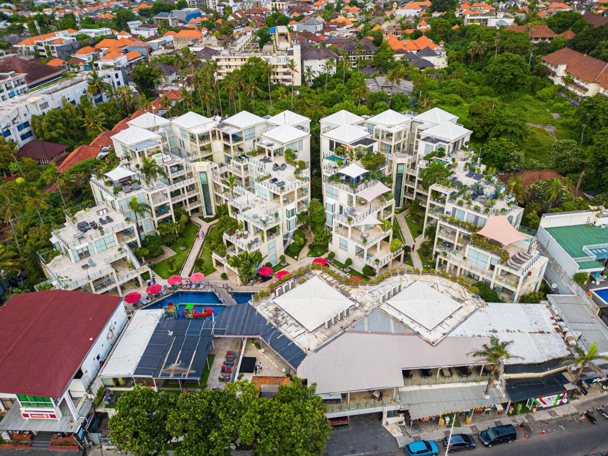Furamaxclusive Ocean Beach Seminyak Bali Legian Eksteriør billede The complex from above
