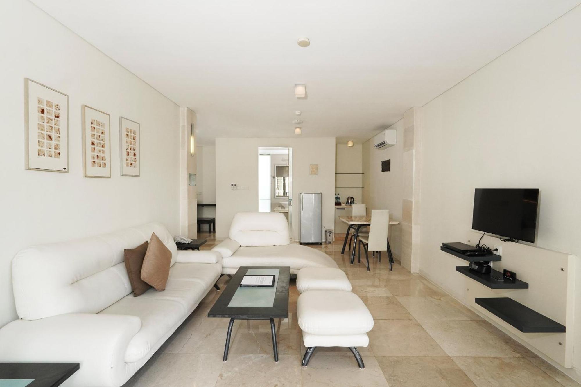Furamaxclusive Ocean Beach Seminyak Bali Legian Eksteriør billede A typical apartment at the complex