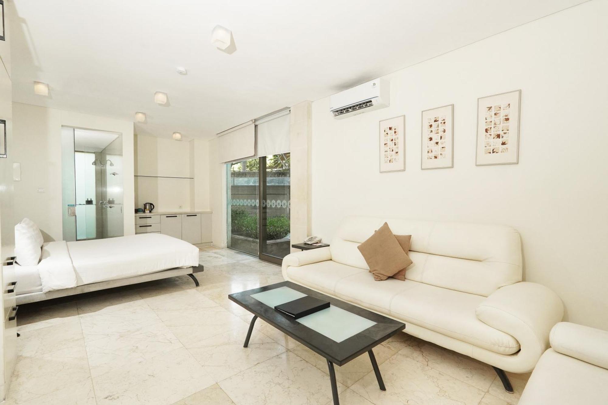 Furamaxclusive Ocean Beach Seminyak Bali Legian Værelse billede A studio apartment