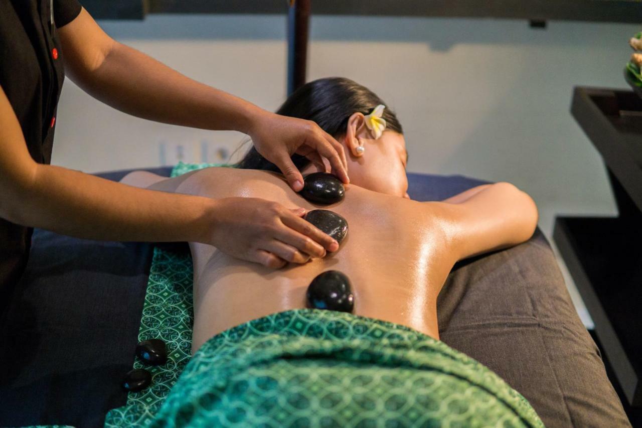 Furamaxclusive Ocean Beach Seminyak Bali Legian Eksteriør billede Hot stone massage