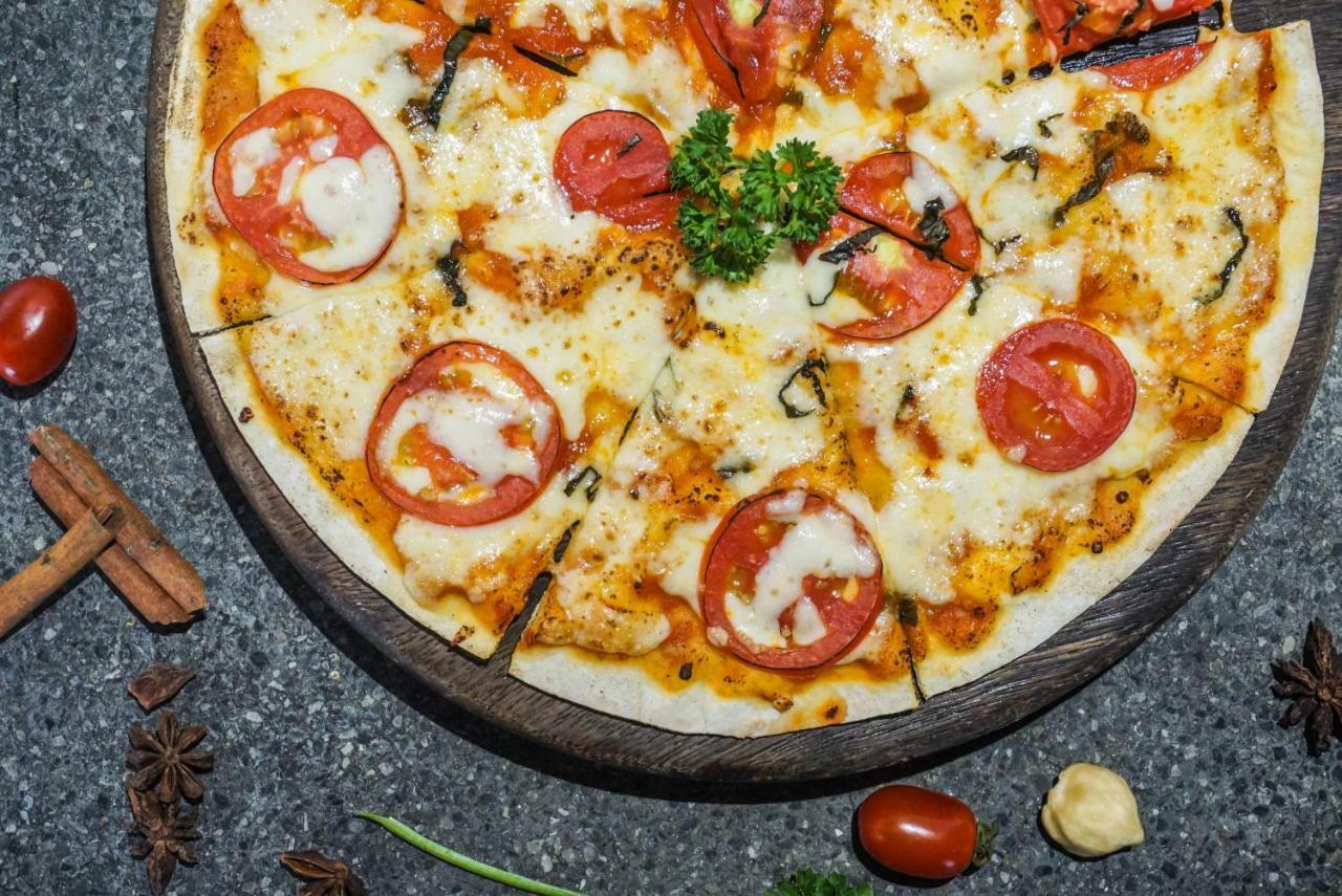 Furamaxclusive Ocean Beach Seminyak Bali Legian Eksteriør billede Pizza